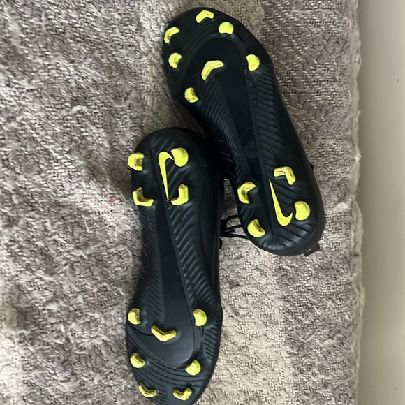Nike mercurial cleats size 4y in great condition - Picture 4 of 4